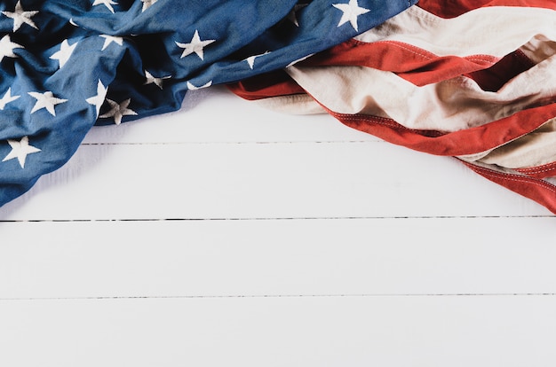 Bandera americana en el piso de madera blanca