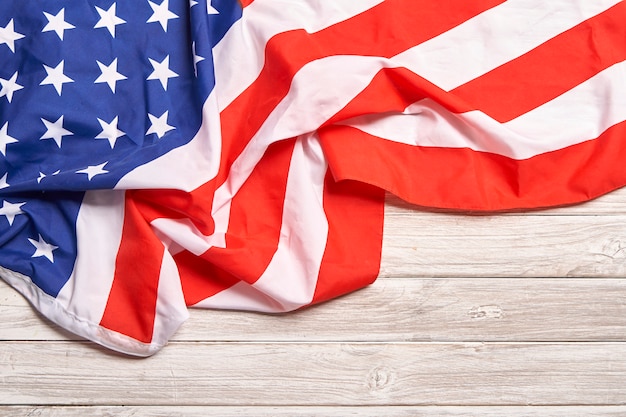 Foto bandera americana en piso de madera