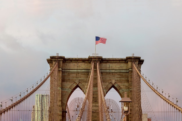 Bandera americana puente de brooklyn en nueva york