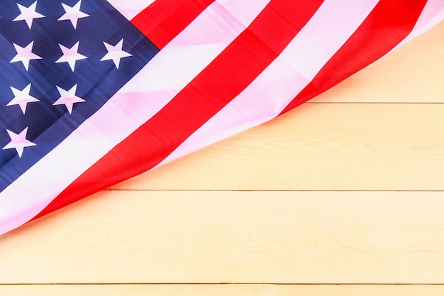 Bandera americana sobre el fondo de madera blanqueado para los días de fiesta de Estados Unidos.