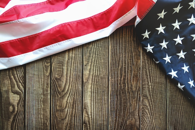 Bandera americana sobre fondo de madera con espacio de copia