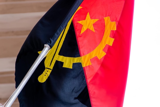 Bandera de Angola al aire libre en Río de Janeiro