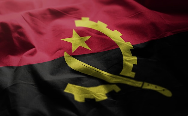 Bandera de Angola arrugada cerca