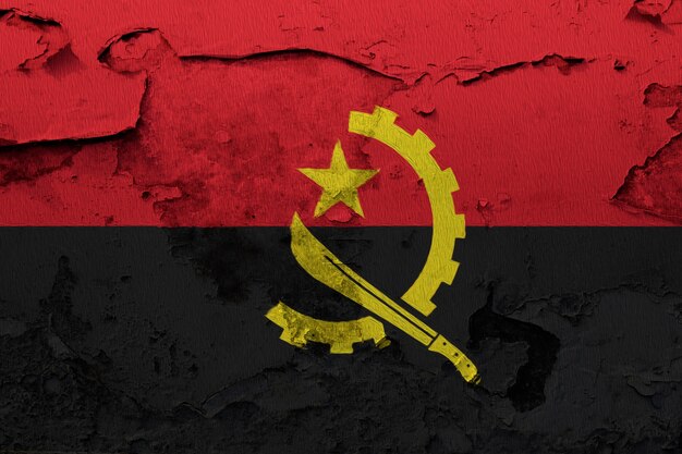 Bandera de Angola pintada en grunge pared agrietada