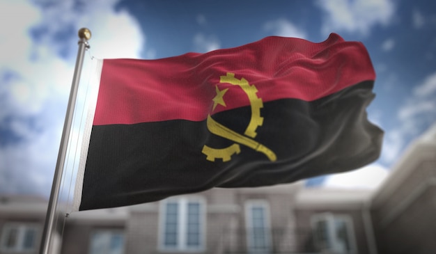 Bandera de Angola Representación 3D sobre el fondo del edificio de cielo azul