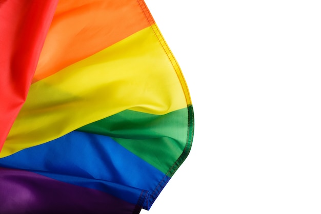 Bandera del arco iris aislar sobre fondo blanco, primer plano de los primeros símbolos de la comunidad LGBT.
