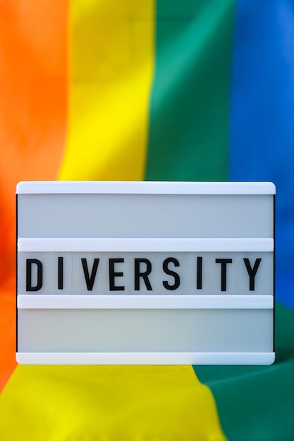 Bandera del arco iris con caja de luz y diversidad de texto bandera lgbtq del arco iris hecha de material de seda símbolo de l