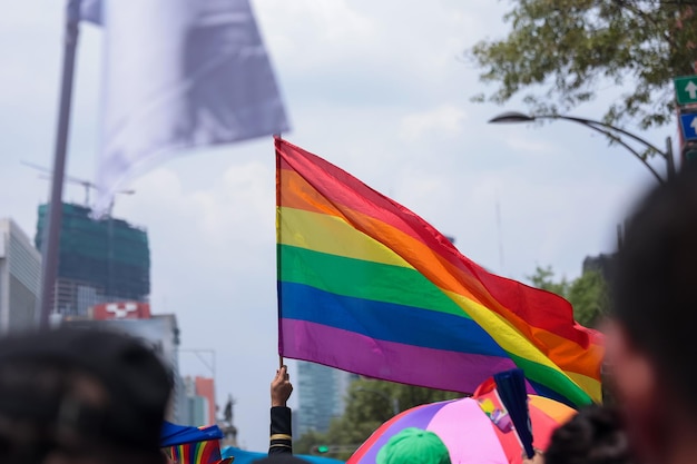 Bandera del arco iris en el desfile gay anual en la Ciudad de México