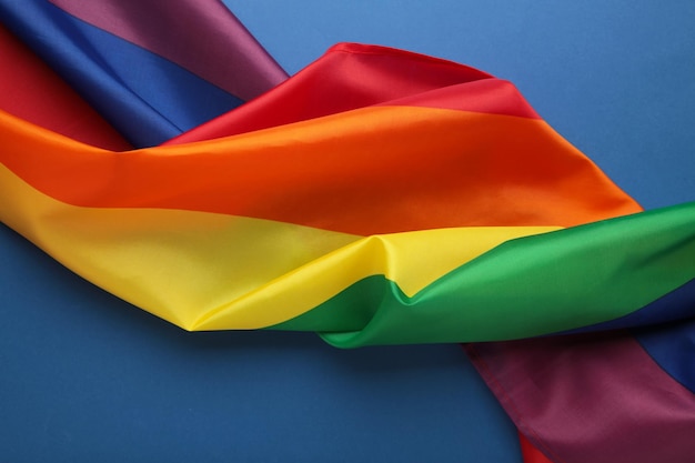 La bandera del arco iris LGBT sobre fondo azul Vista superior