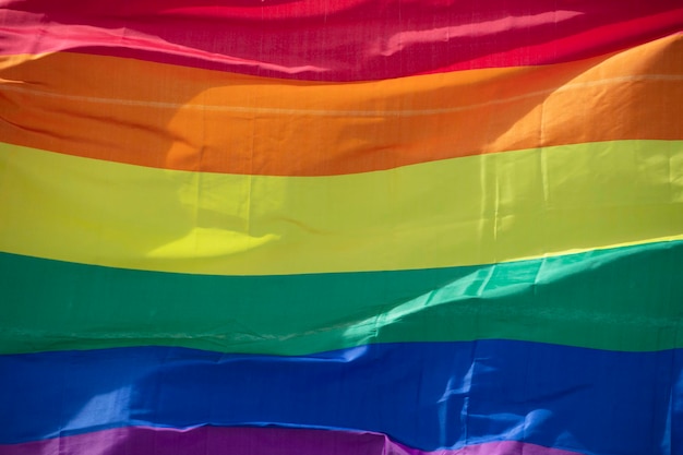 Una bandera del arco iris del orgullo gay lgbt ondeando en un evento de celebración de la comunidad del orgullo