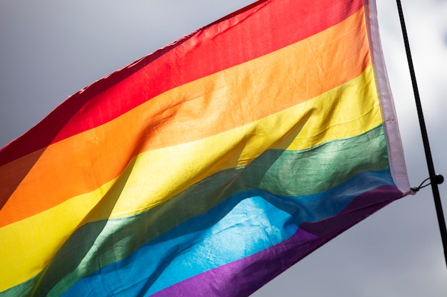 Una bandera del arco iris del orgullo gay lgbt ondeando en un evento de celebración de la comunidad del orgullo