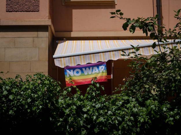 Bandera del arco iris con la palabra no guerra Concepto de paz mundial y no guerra