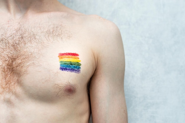 Bandera del arco iris en el pecho del hombre. Concepto símbolo LGBT