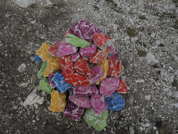 La bandera del arco iris pintó rocas en la montaña