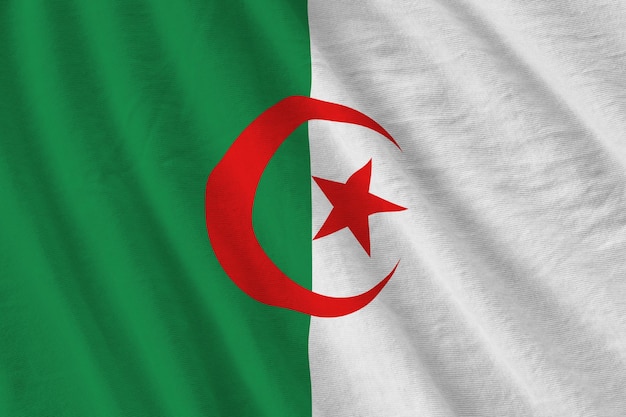 Bandera de Argelia con grandes pliegues ondeando de cerca bajo la luz del estudio en el interior Los símbolos y colores oficiales en la pancarta