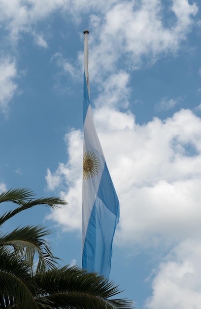 Foto la bandera argentina en un cielo azul