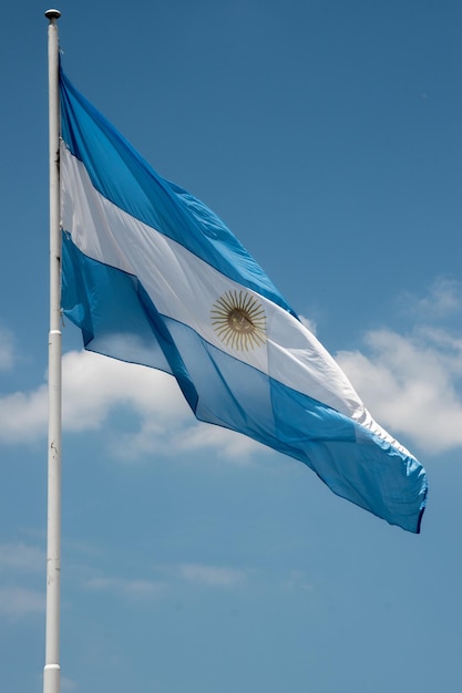 Foto la bandera argentina en un cielo azul