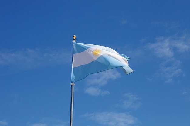 Bandera argentina ondeando en el mástil