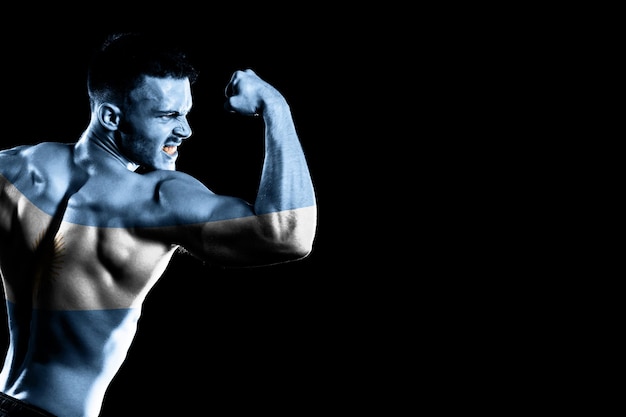 Bandera Argentina sobre fondo negro guapo joven musculoso