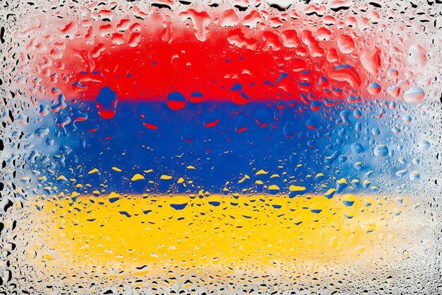 Bandera de Armenia Bandera de Armenia en el fondo de gotas de agua Bandera con gotas de lluvia Salpicaduras sobre vidrio