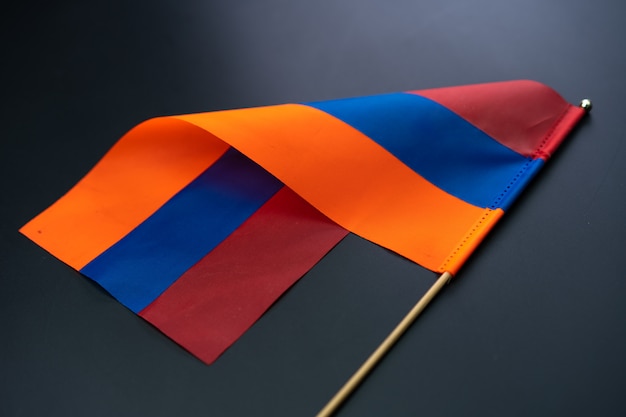 Foto bandera armenia en una pared negra