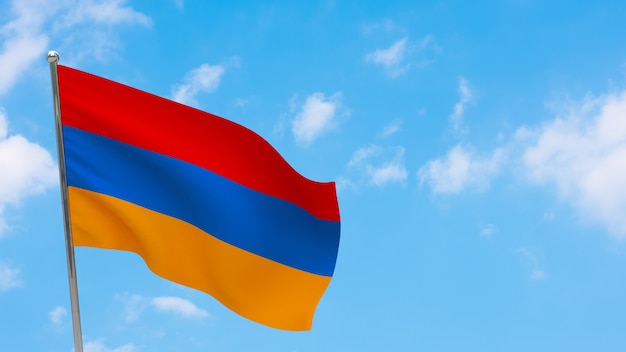 Bandera de Armenia en el poste. Cielo azul. Bandera nacional de armenia