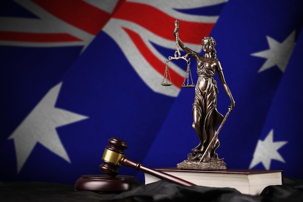 Bandera de Australia con la estatua de la constitución de la señora justicia y martillo de juez sobre cortinas negras Concepto de juicio y culpa