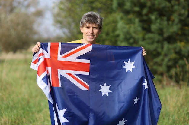 Bandera de Australia en manos humanas