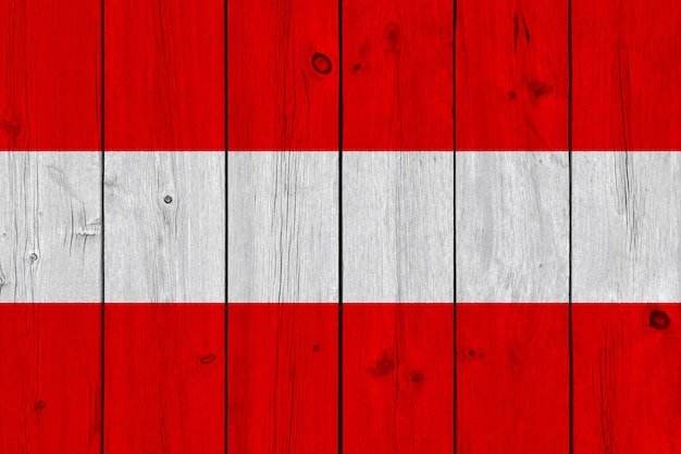 Bandera de Austria pintada en tablón de madera antiguo