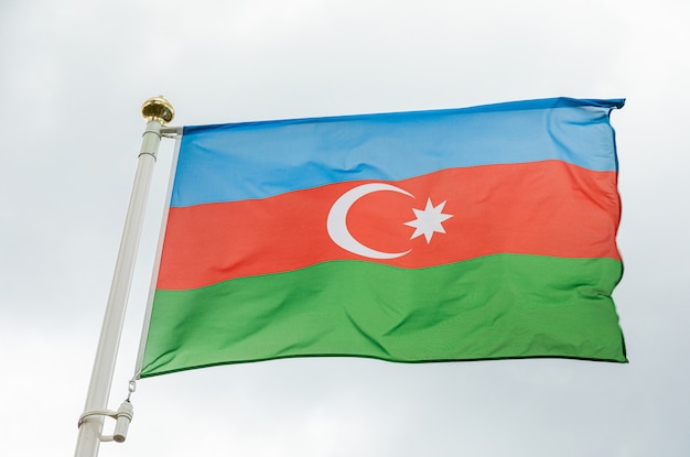 Bandera de Azerbaiyán en la luz del día contra el cielo