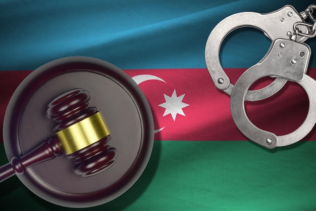 Bandera de Azerbaiyán con mazo de juez y esposas en cuarto oscuro Concepto de antecedentes penales y de castigo para temas de juicio