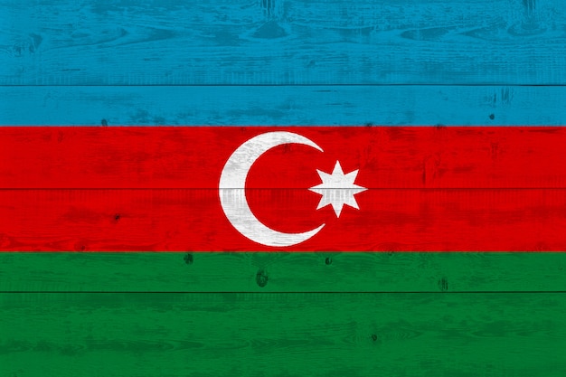 Bandera de Azerbaiyán pintada en tablón de madera antiguo