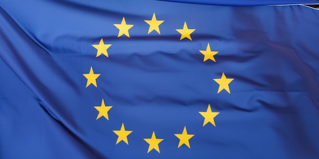 Una bandera azul con la bandera de la unión europea.