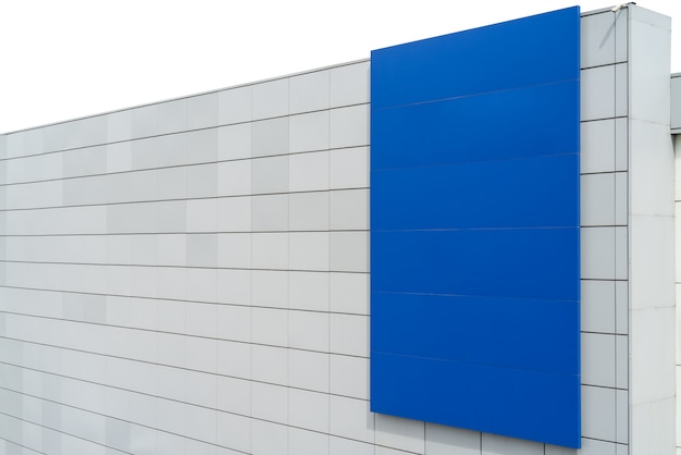 Bandera azul en la ciudad en la pared. espacio en la pared del edificio para escribir.