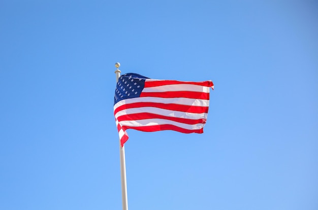 Una bandera con la bandera americana en ella