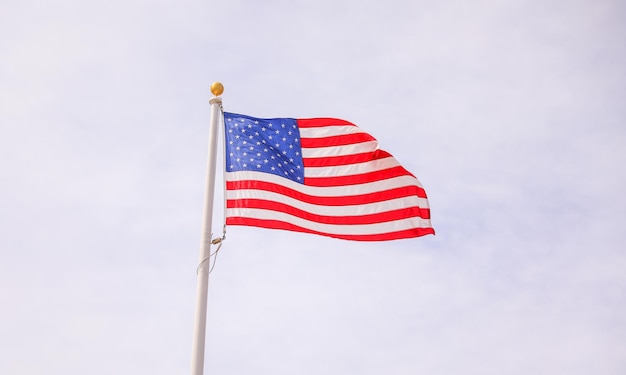 Una bandera con la bandera americana en ella