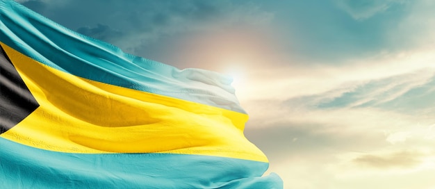 Una bandera con la bandera de bahamas azul y amarilla en el fondo