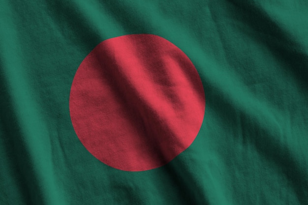 Bandera de Bangladesh con grandes pliegues ondeando de cerca bajo la luz del estudio en el interior Los símbolos y colores oficiales en la pancarta