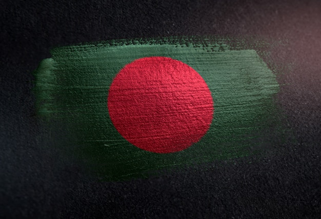 Bandera de Bangladesh hecha de pintura de pincel metálico en la pared oscura de Grunge