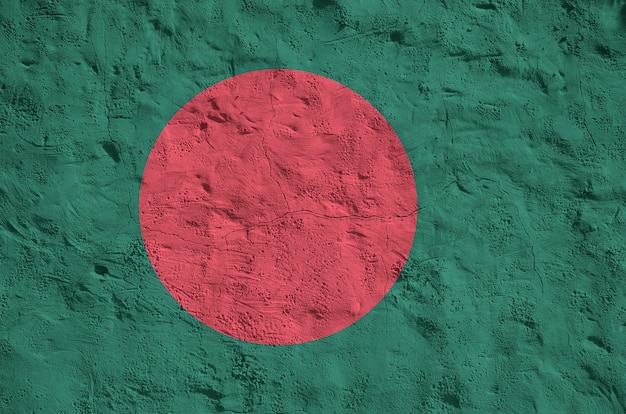 Bandera de Bangladesh representada en colores de pintura brillante sobre fondo de yeso en relieve antiguo