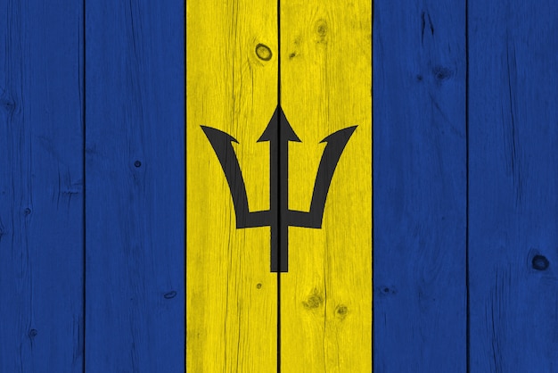 Bandera de Barbados pintada en tablón de madera antiguo