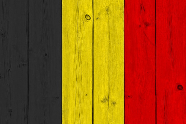 Bandera de Bélgica pintada en tablón de madera antiguo