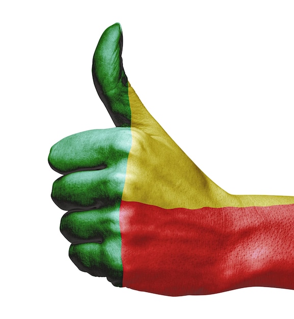 bandera de benin en la mano que indica aprobación