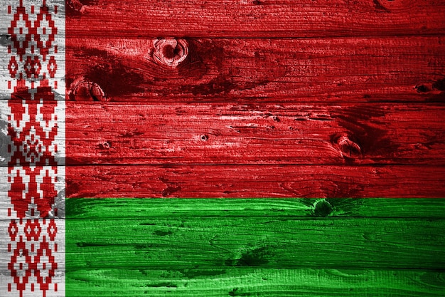 Bandera de Bielorrusia sobre tablones de madera bandera de madera de fondo