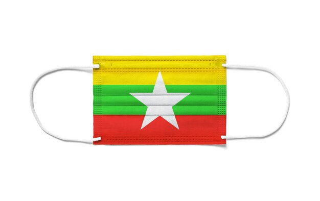 Bandera de Birmania Myanmar en una mascarilla quirúrgica desechable. Superficie blanca aislada