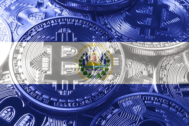 Bandera de bitcoin de El Salvador, concepto de criptomoneda de bandera nacional fondo negro