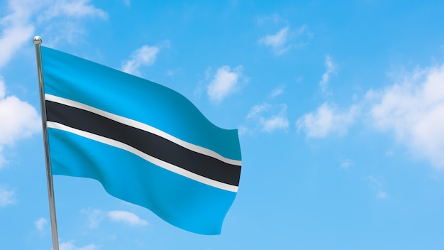 Bandera de Botswana en el poste. Cielo azul. Bandera nacional de Botswana