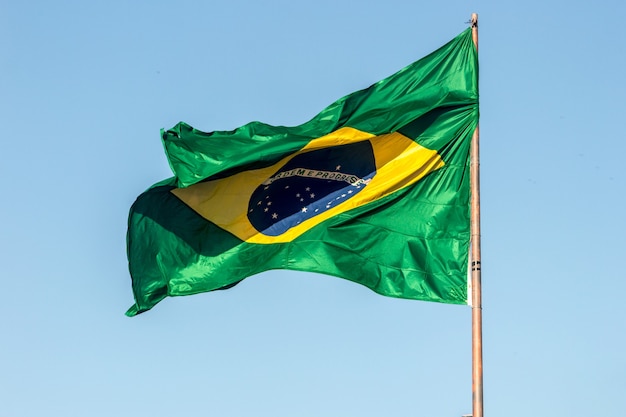 Bandera de Brasil al aire libre en Río de Janeiro, Brasil.