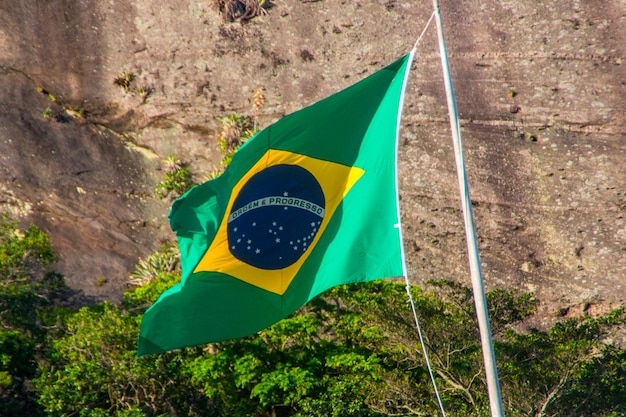 Bandera de brasil al aire libre en río de janeiro brasil