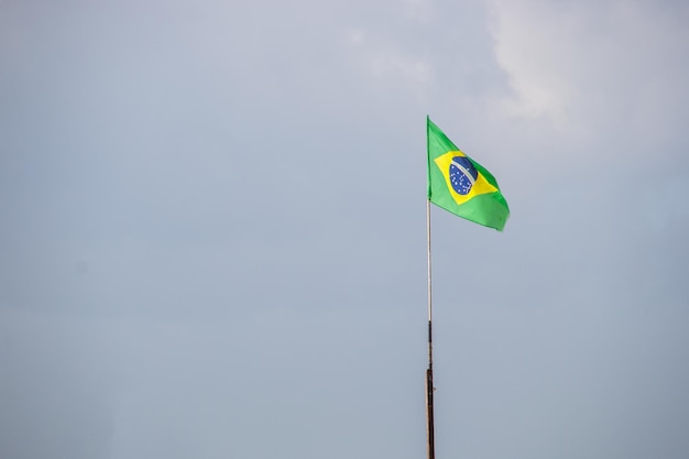 Bandera de brasil al aire libre en río de janeiro brasil